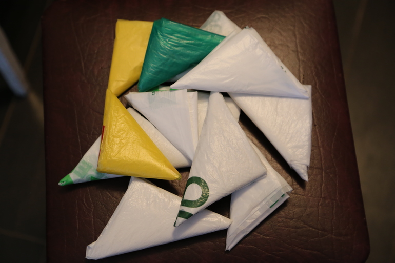 Пакеты сложенные треугольником