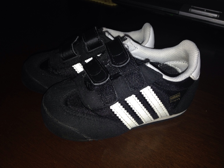 Кроссовки Adidas.