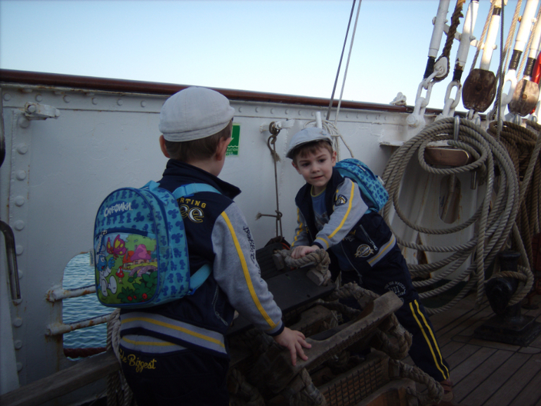 ,,Бегущие по волнам