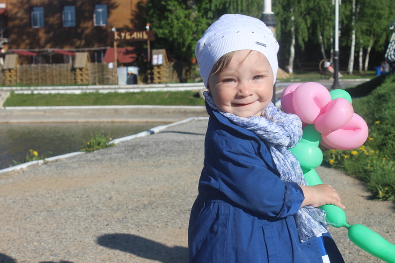 Милана с Самиром и папой ходили гулять!!!!18мая2014