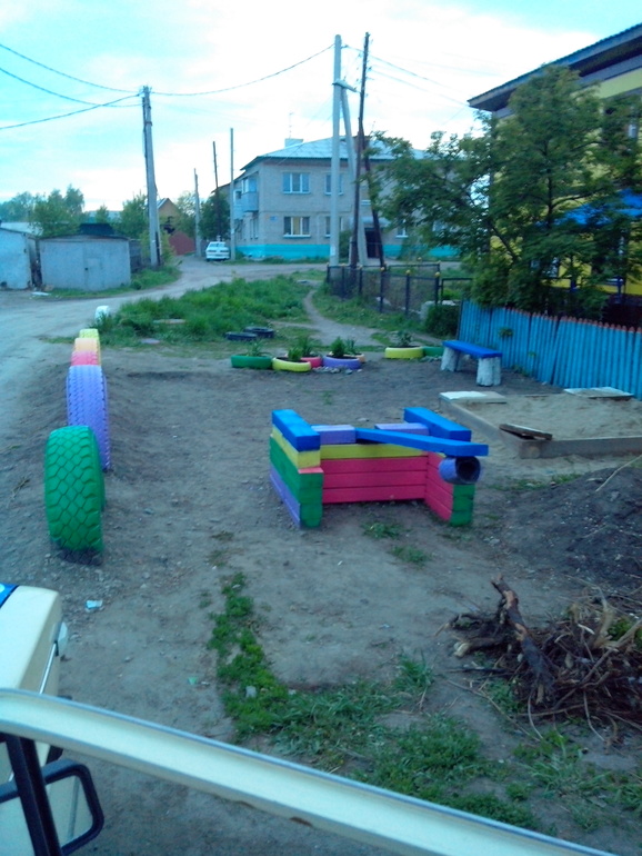 Наша маленькая игровая перед домом