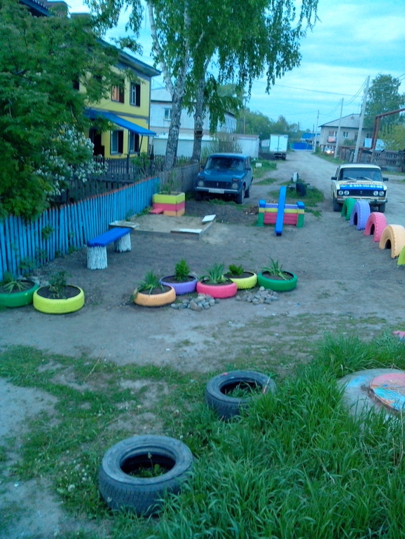 Наша маленькая игровая перед домом