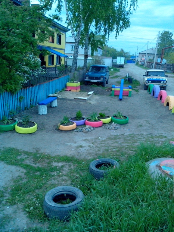 Наша маленькая игровая перед домом