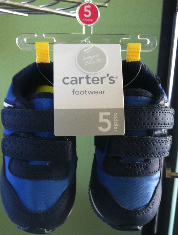 Cпортивные кроссовки от Картерс