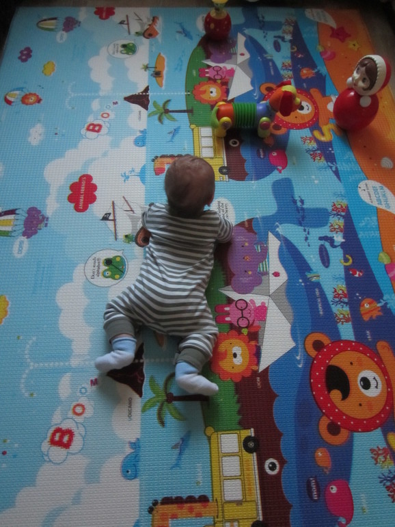 Купили мы вот такой коврик)