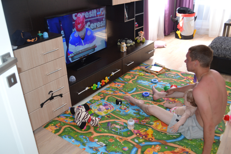 смотрим хоккей))))