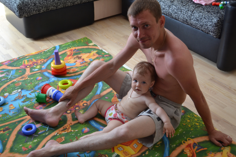 смотрим хоккей))))