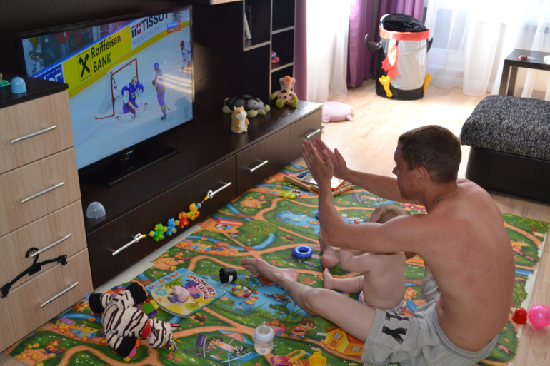 смотрим хоккей))))