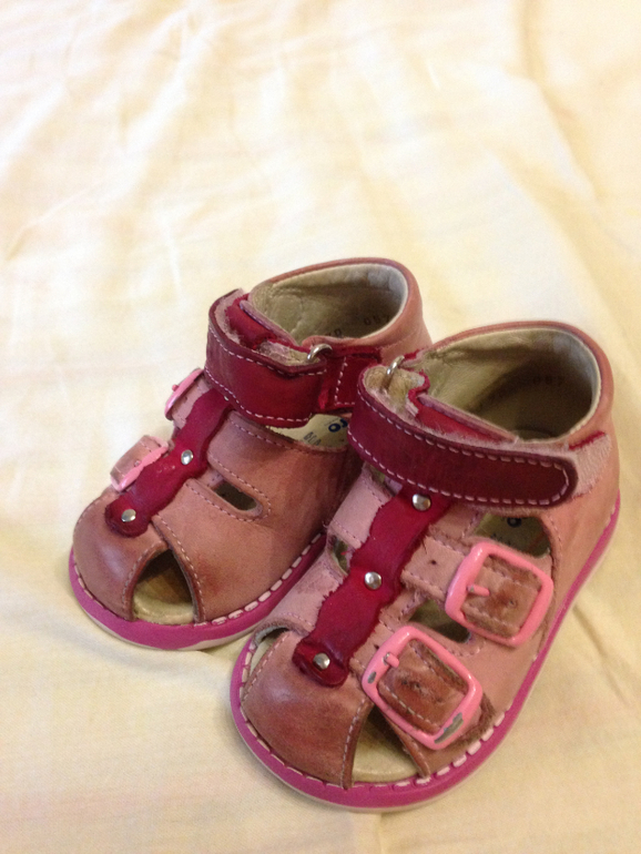 Много одежды для девочек 68-80 р-р. Вещи парные. Обувь -17-20 р-р - не парная. Рюкзаки переноски-кенгуру.