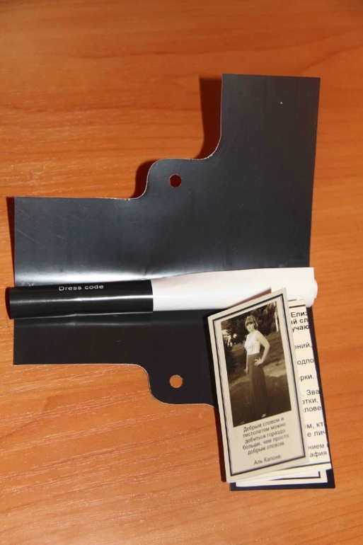 Приглашение пистолеи другие аксессуары для гангстерской вечеринки.