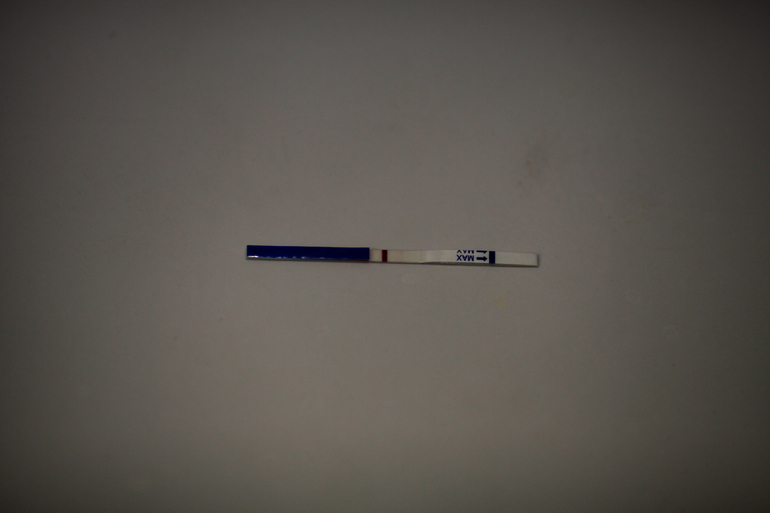 1 день задержки. Реагент это или есть беременность? Фото пришлось притемнить чтобы лучше было видно.