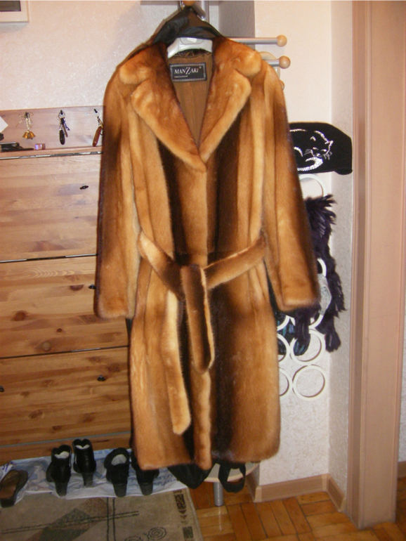 Норковая шуба золотого цвета. Соболева шуба. Золотистая норка шуба. Рыжая норковая шуба с капюшоном. Золотые шубы.