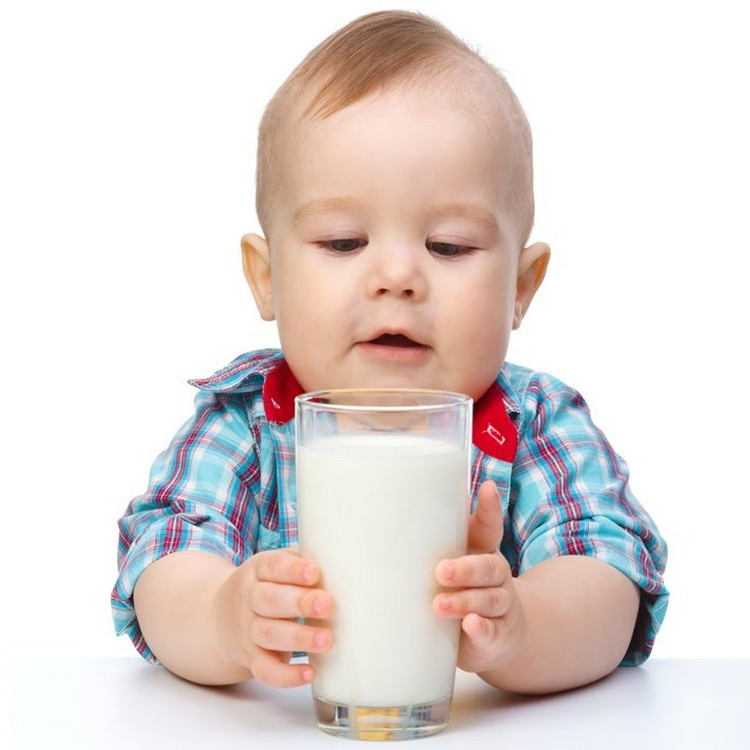 Пейте молоко магазин. Молоко. Молоко для детей. Ребенок пьет молоко. Дети и молочное.