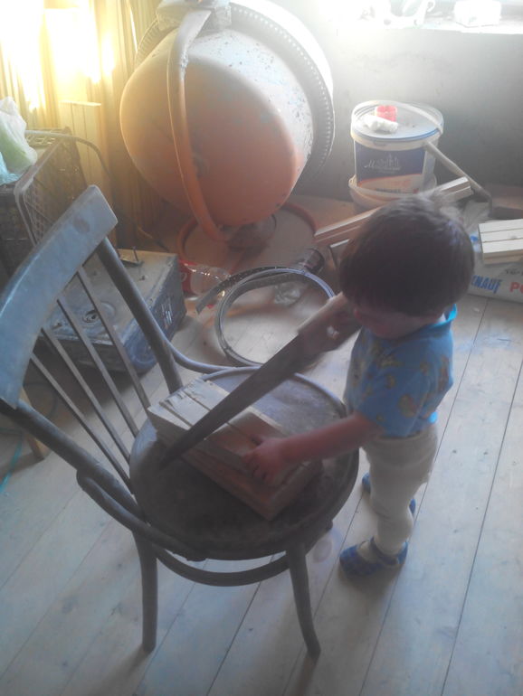 Егорка помогает папе по строительству))))