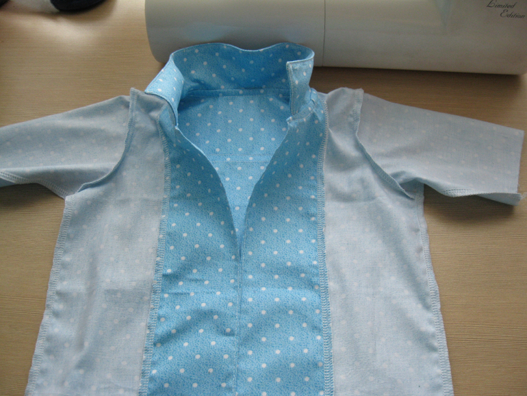 голубая в горошек