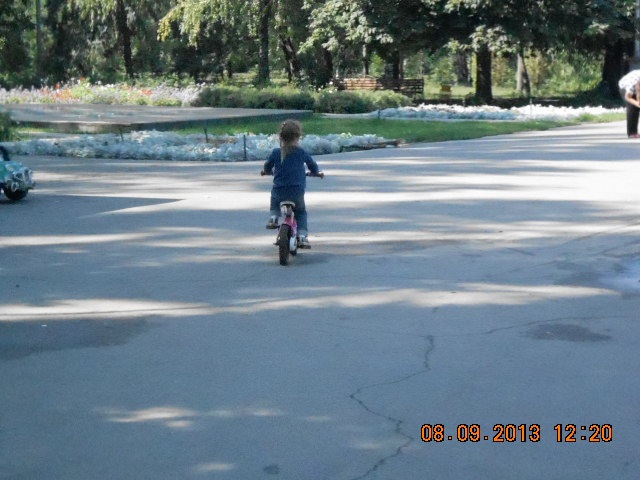 Лауриша в 3 года и 3 мес поехала на двухколесном велосипеде