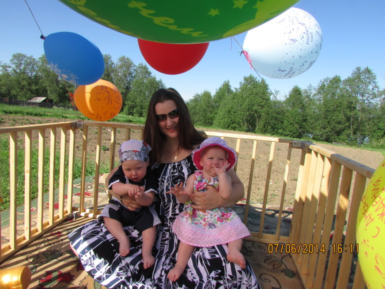 Нам год и месяц!