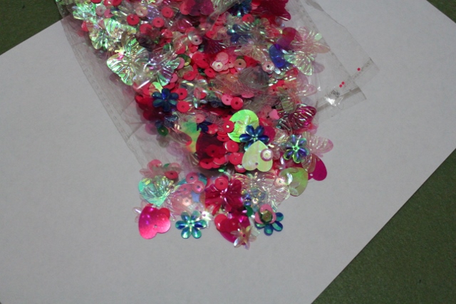 В наличии и под заказ ткани, пуговки, стразы, бисер, ленты, фетр, наборы для начинающих.