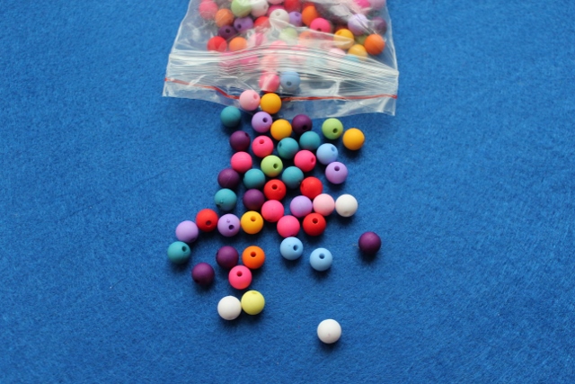 В наличии и под заказ ткани, пуговки, стразы, бисер, ленты, фетр, наборы для начинающих.