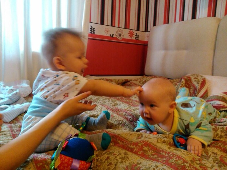 встал в кроватке!!