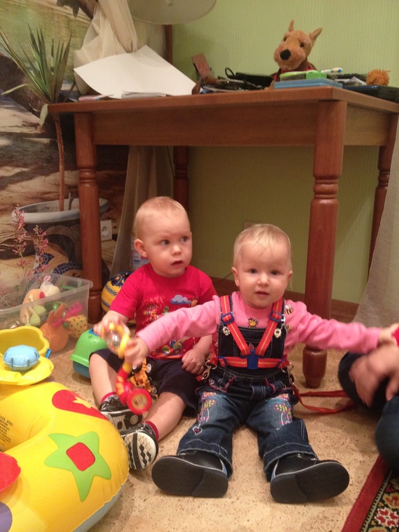 У Темы первый раз в жизни в гостях подруга - юная красотка Маша