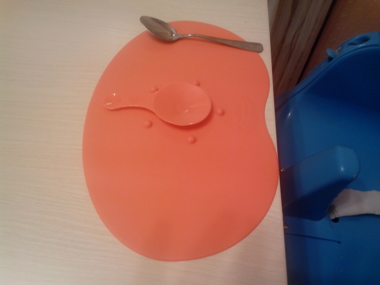 Коврик для тарелок и наша экипировка во время еды )