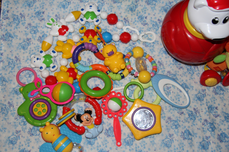 Игрушки пакетом и отдельно до года, вожжи Canpol, почта.