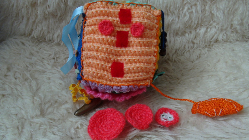 Вязанные развивающие кубики