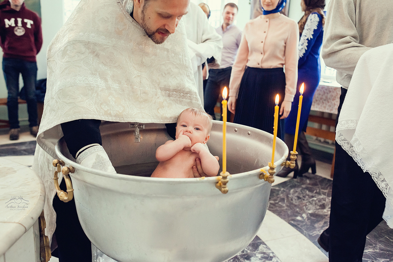 Можно ли крестить ребенка в мае. Крещение ребенка. Обряд крещения. Крещение ребёнка традиции. Крестины обычай.